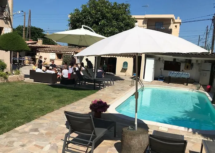 Hostel Debbie's Crew House