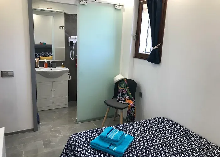 Debbie's Crew House Антиб