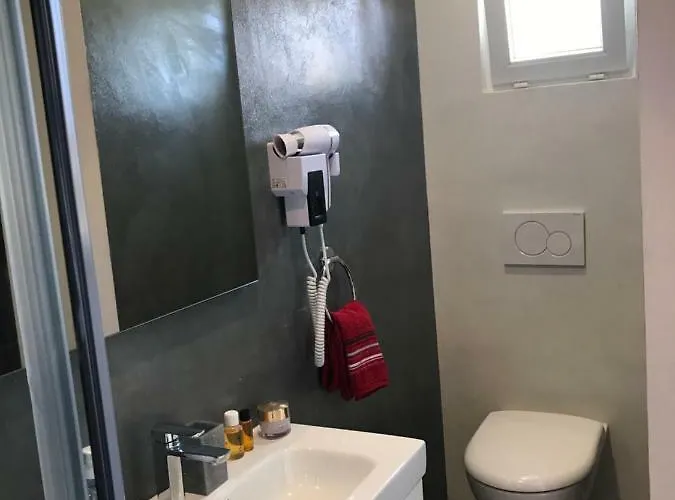Debbie's Crew House Антиб