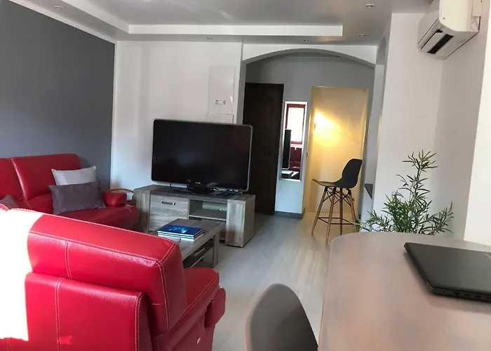 Hostel Debbie's Crew House Antibes