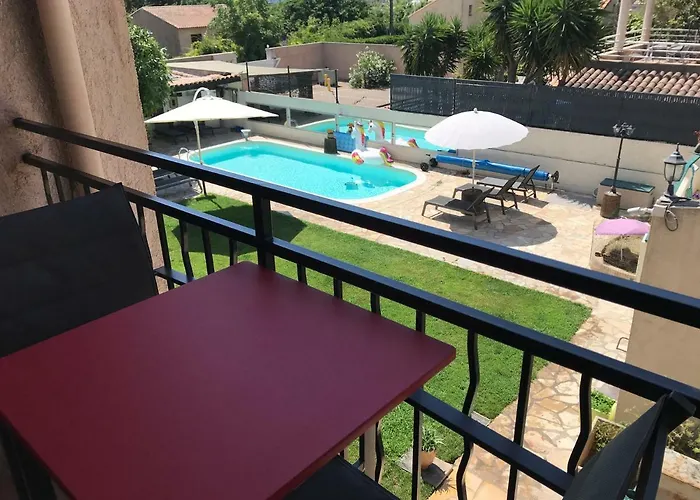 Hostel Debbie's Crew House Antibes