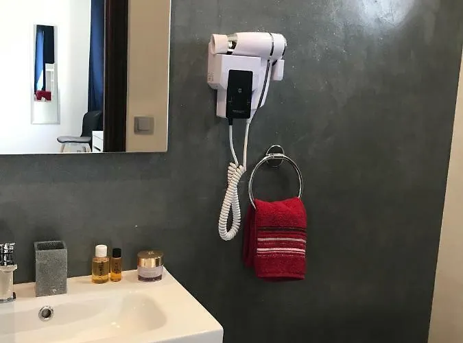 Debbie's Crew House Hostel *