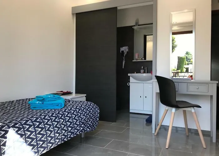 Debbie's Crew House Hostel