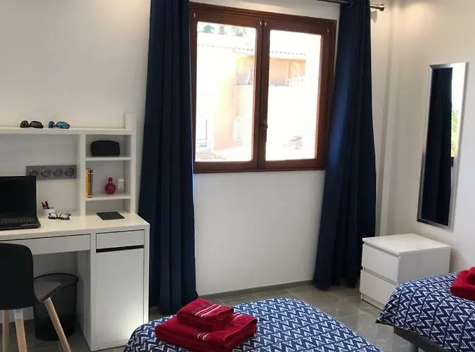 Debbie's Crew House *