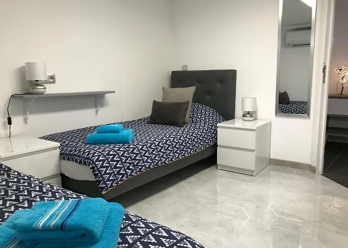 Debbie's Crew House Антиб