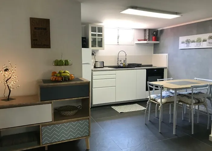 Hostel Debbie's Crew House Antibes