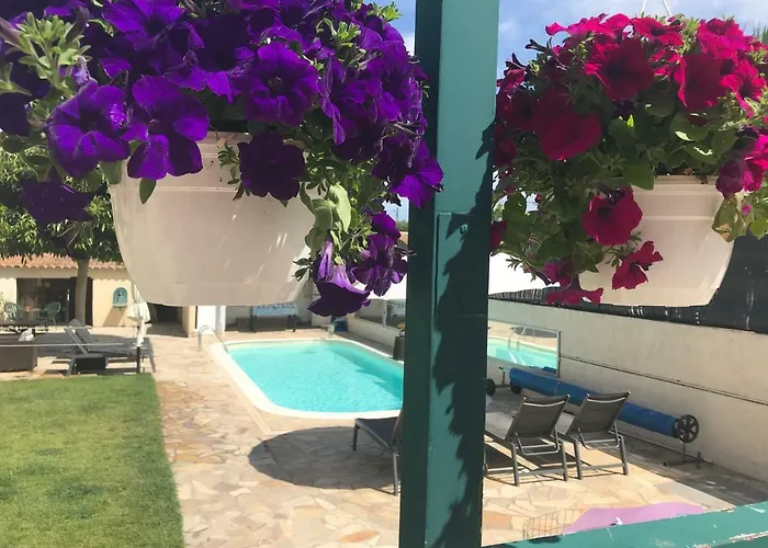 Debbie's Crew House * Antibes