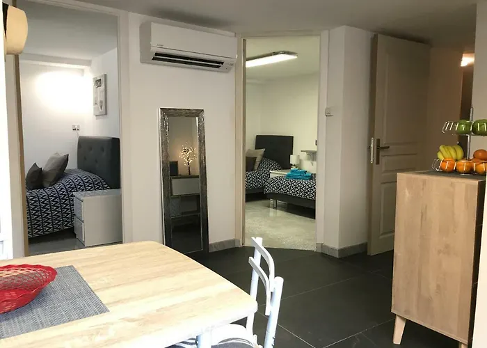Хостел Debbie's Crew House Антиб
