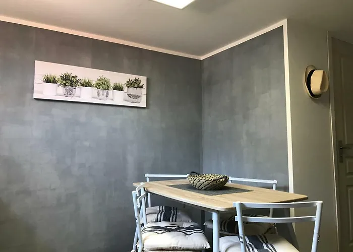 Hostel Debbie's Crew House Antibes