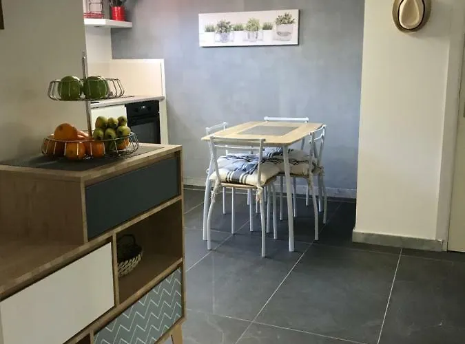 Хостел Debbie's Crew House