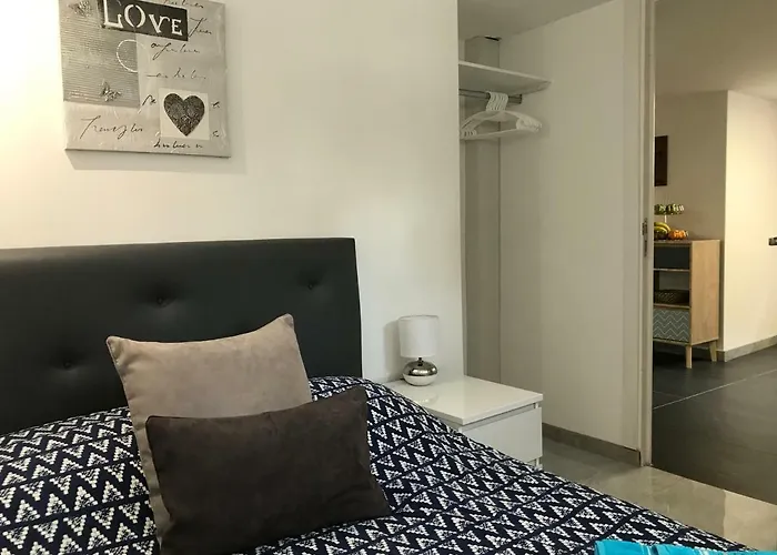 Hostel Debbie's Crew House Antibes