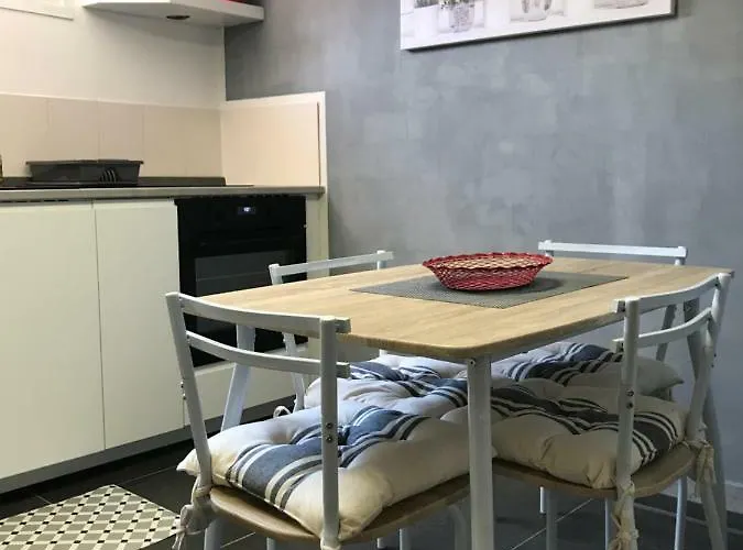 Debbie's Crew House Хостел Антиб