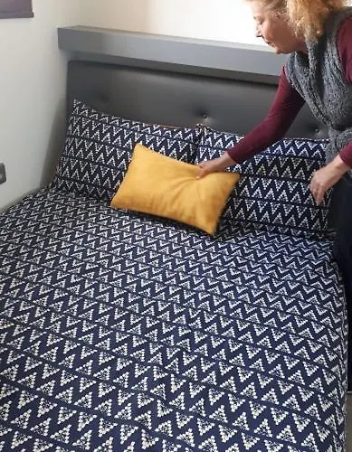 Debbie's Crew House Антиб