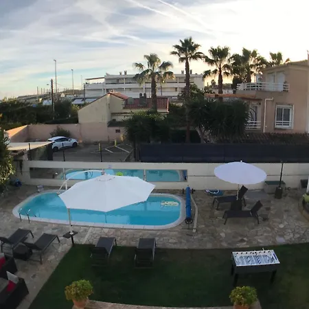 Debbie's Crew House Antibes