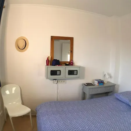 Debbie's Crew House * Antibes