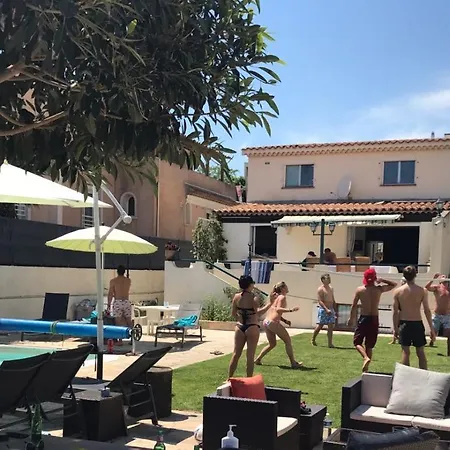 Hostel Debbie's Crew House *