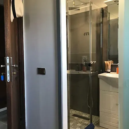 Debbie's Crew House Hostel