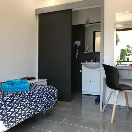 Debbie's Crew House Hostel