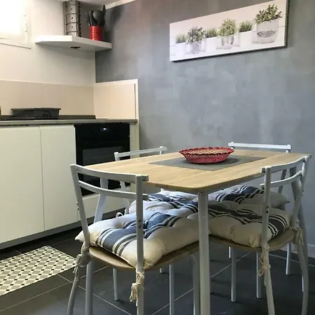 Debbie's Crew House Hostel Antibes